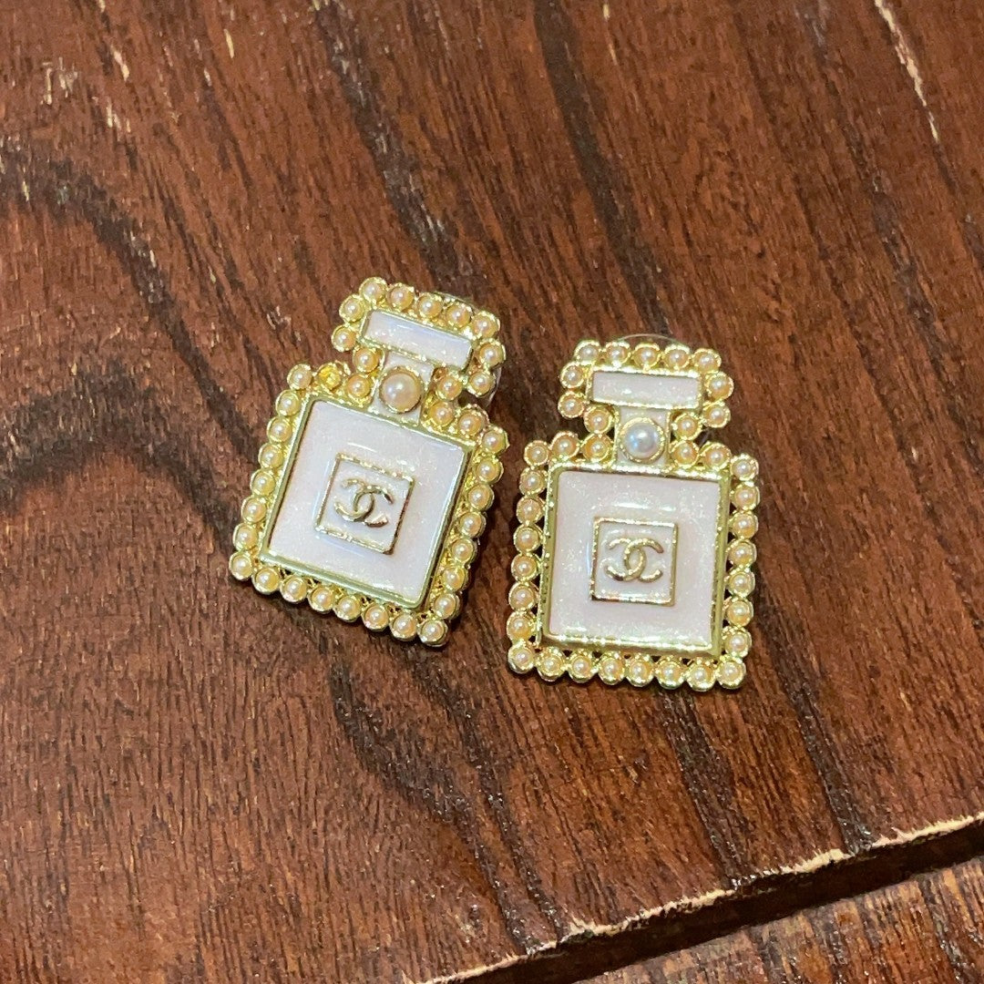 Double-C Emblem Pearl-Detail Stud Earrings – Pearl Detail – Design 026 side detail
