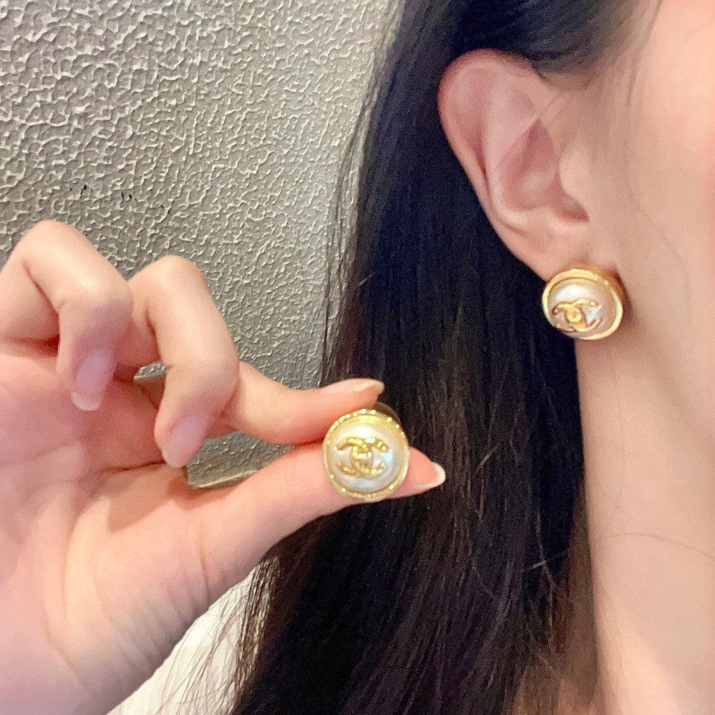 Double-C Emblem Stud Earrings in Polished Metal-Tone – Design 392 detail view