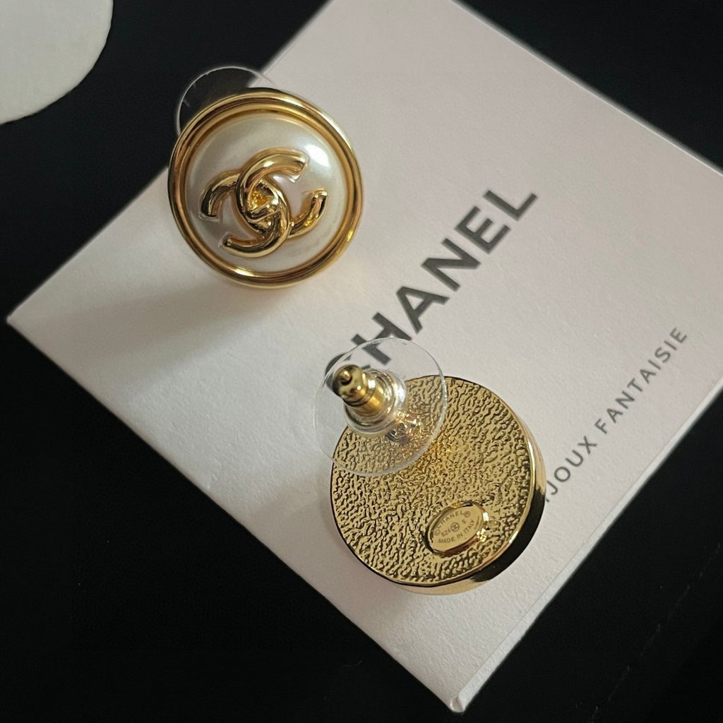 Double-C Emblem Stud Earrings in Polished Metal-Tone – Design 392 main product view
