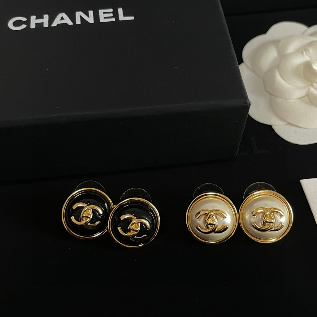 Double-C Emblem Stud Earrings in Polished Metal-Tone – Design 392 detail view