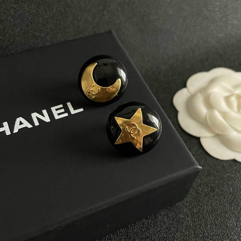 Double-C Emblem Stud Earrings in Polished Metal-Tone – Design 390 detail view