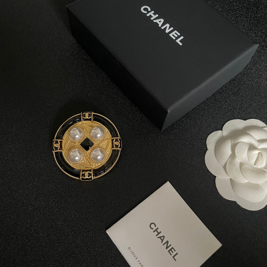 Double-C Emblem Brooch in Polished Metal-Tone – Pearl Detail – Design 010 close-up detail