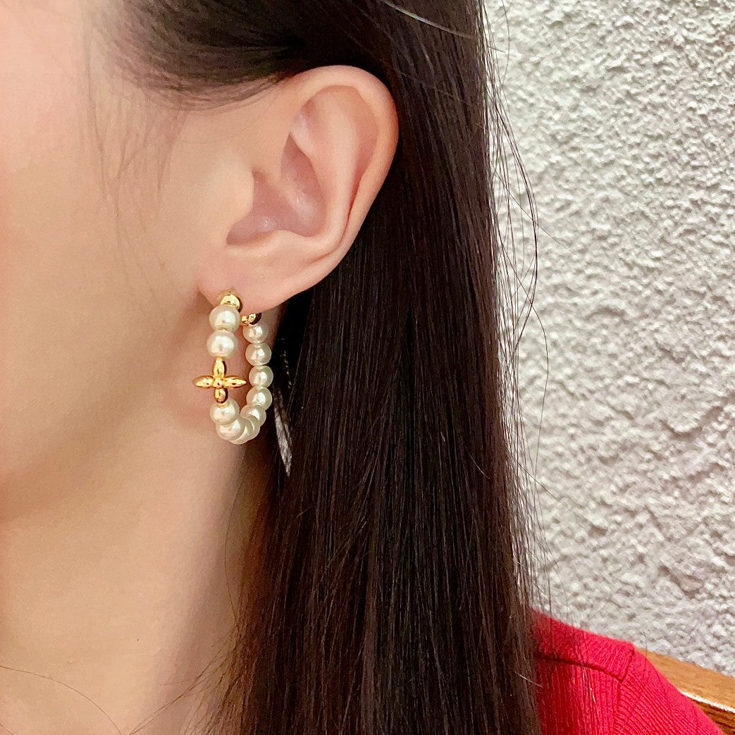 Clover Stud Earrings in Gold-Tone – Clover Detail – Design 009 side detail