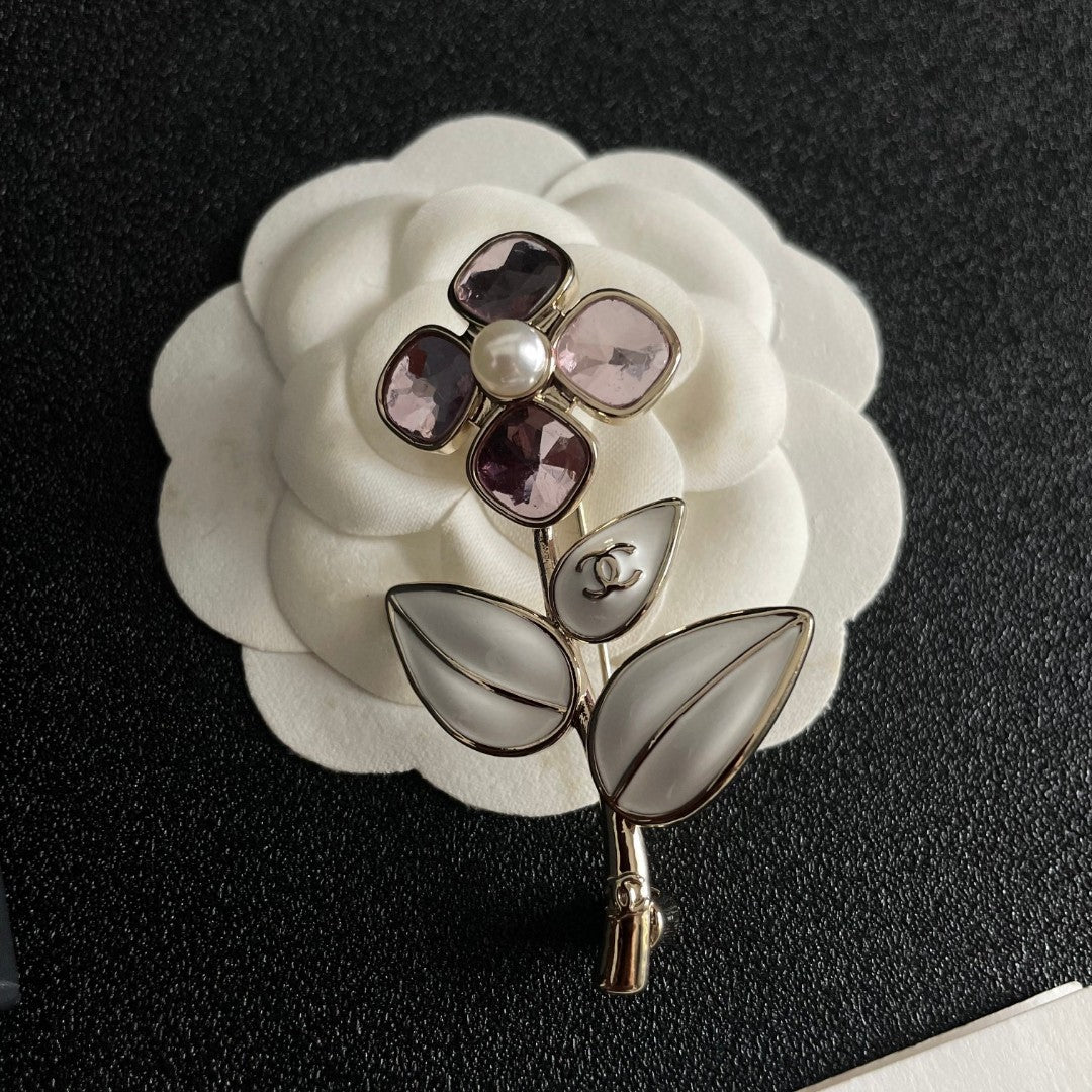 Double-C Emblem Brooch in Polished Metal-Tone – Design 071 detail view
