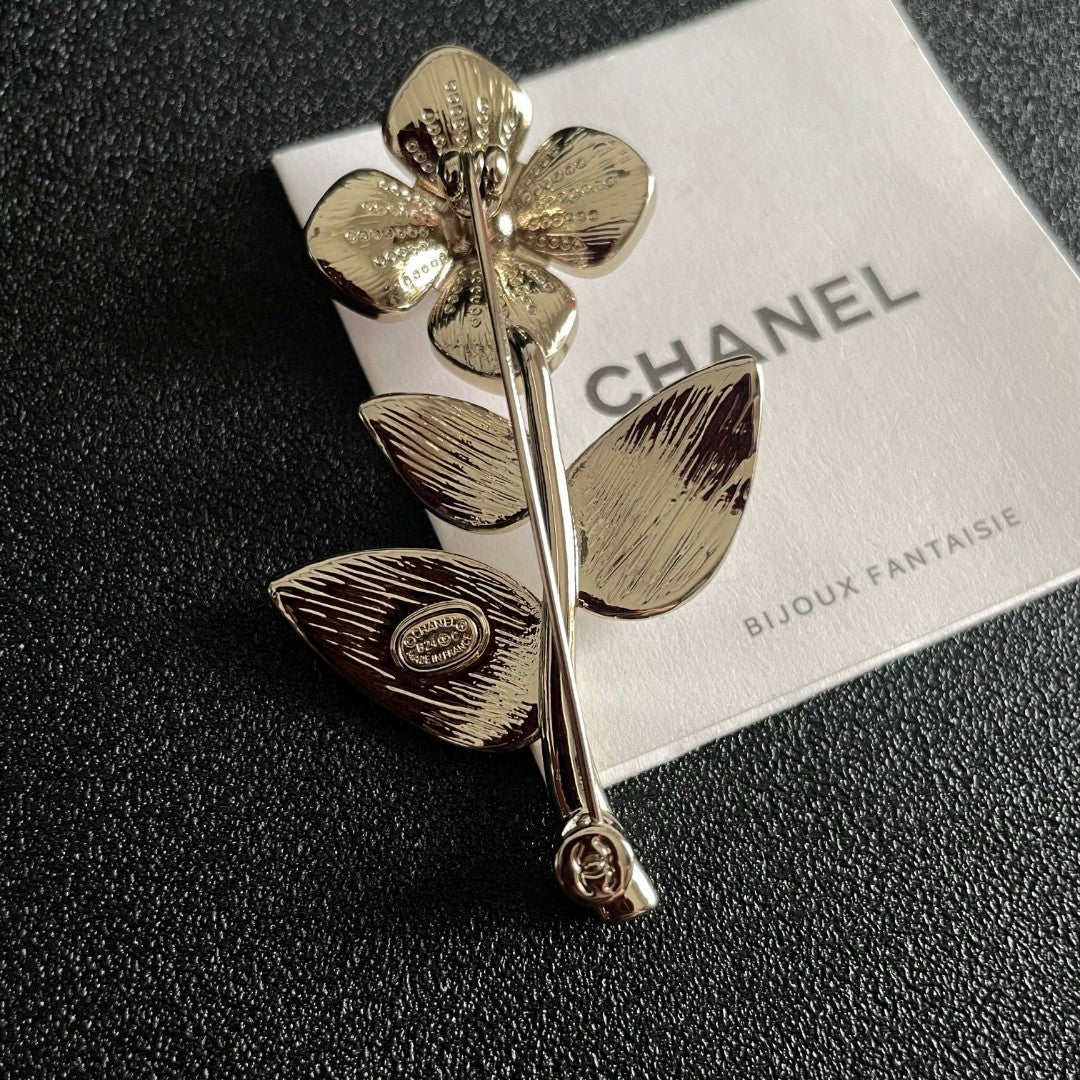 Double-C Emblem Brooch in Polished Metal-Tone – Design 071 front product view
