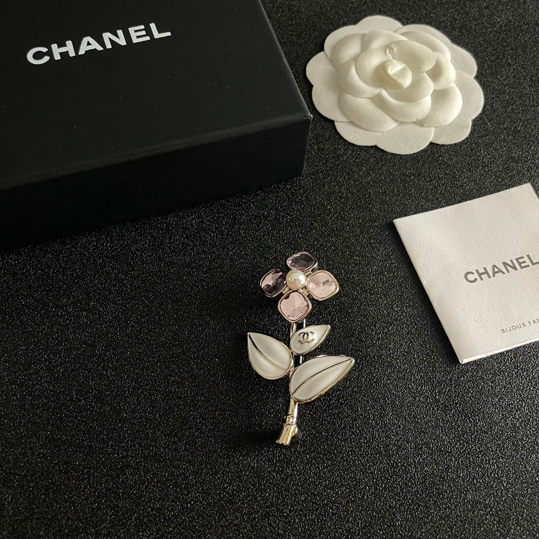Double-C Emblem Brooch in Polished Metal-Tone – Design 071 main product view