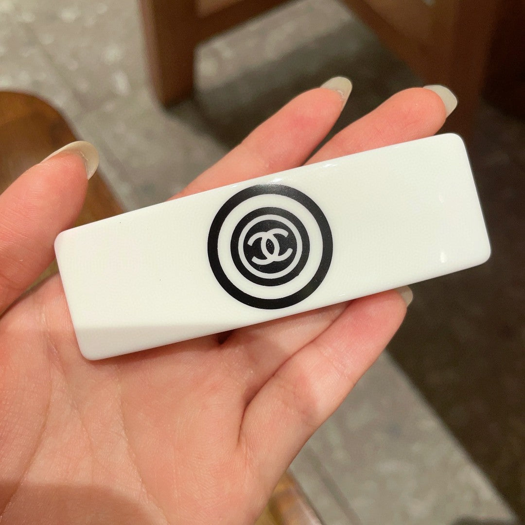 Double-C Emblem Hair Clip – Design 032 side detail