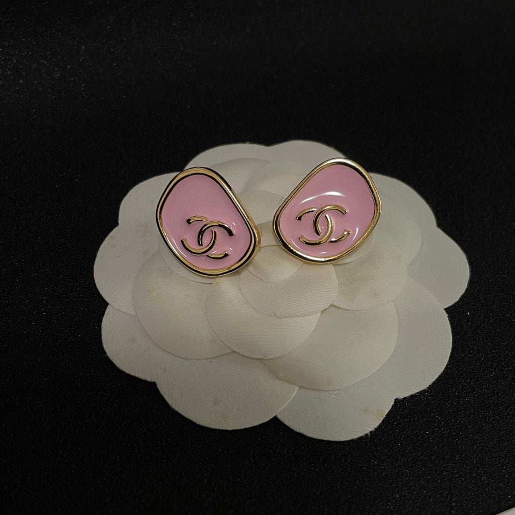 Double-C Emblem Stud Earrings in Polished Metal-Tone – Design 360 front product view