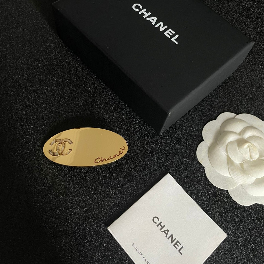 Double-C Emblem Hair Clip – Design 027 close-up detail