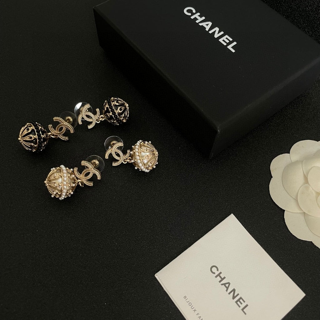 Double-C Emblem Pearl-Detail Stud Earrings – Pearl Detail – Design 020 side detail