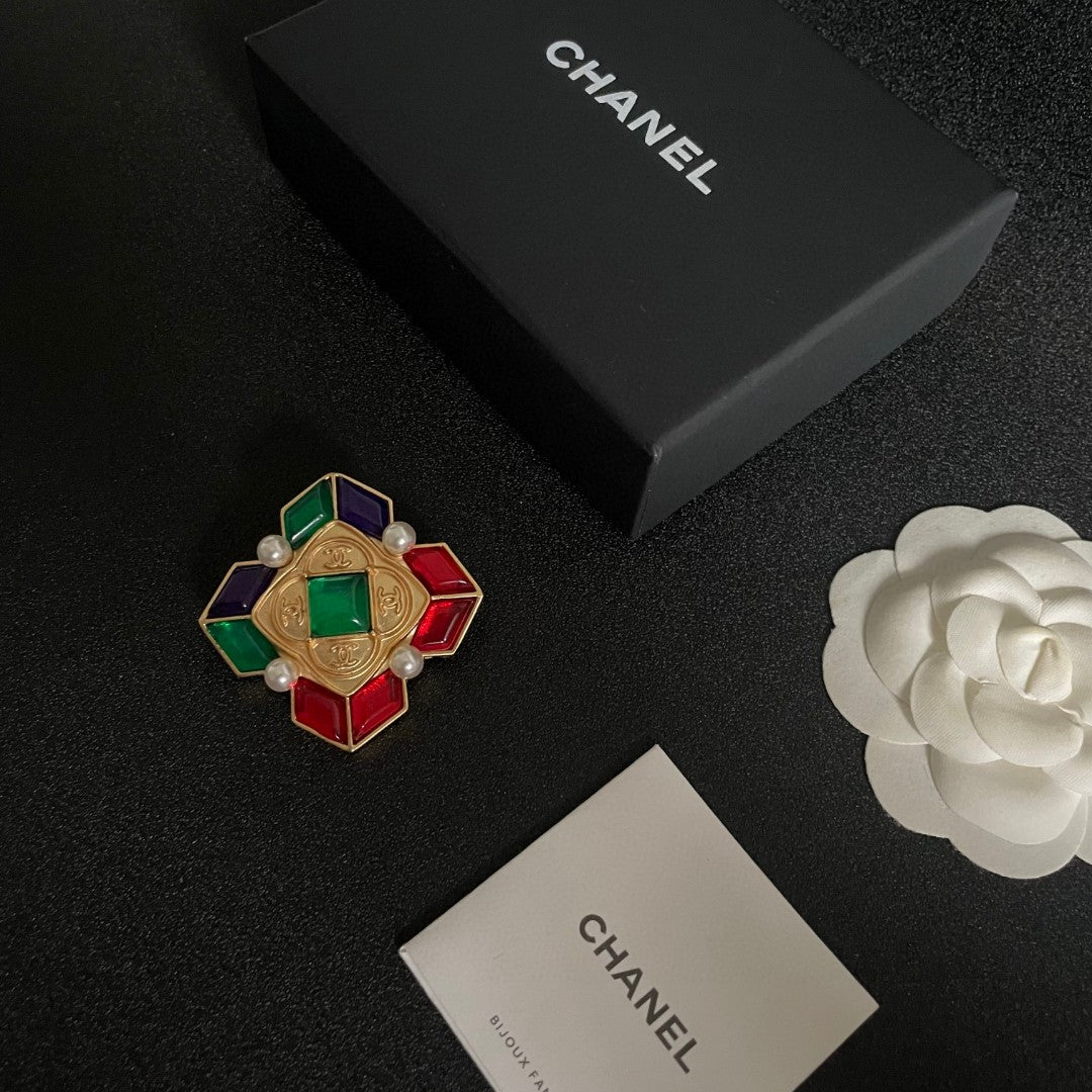Double-C Emblem Brooch in Polished Metal-Tone – Design 049 close-up detail