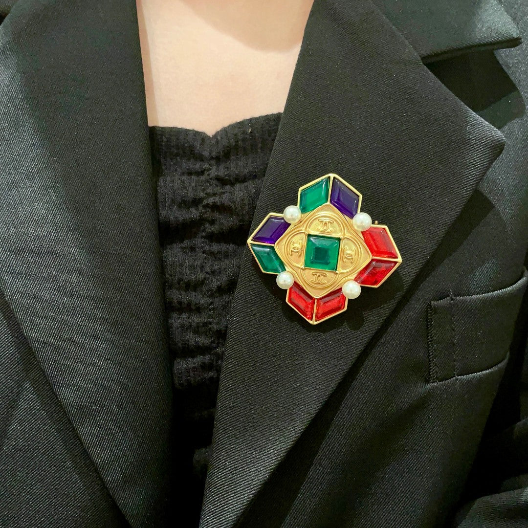 Double-C Emblem Brooch in Polished Metal-Tone – Design 049 front product view