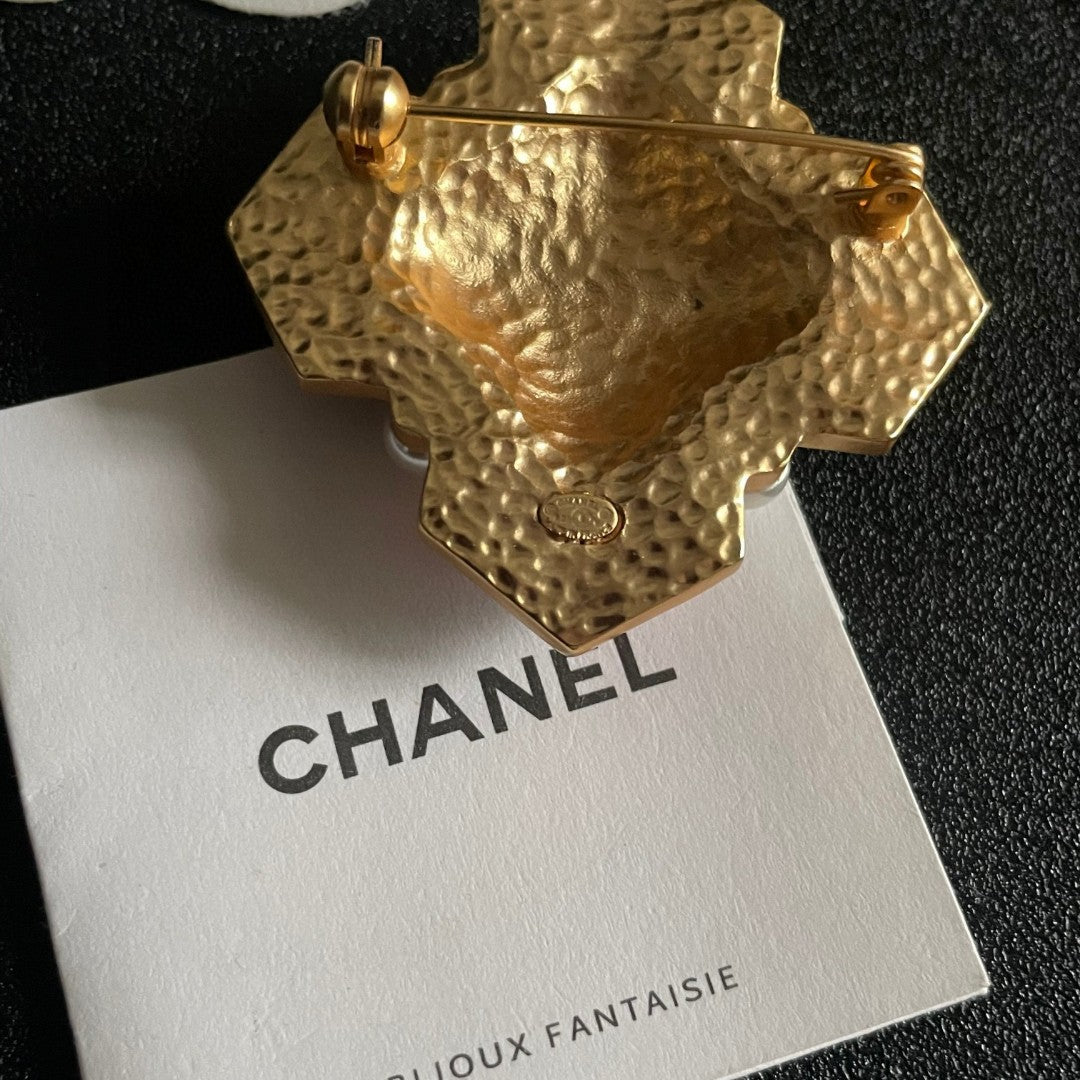 Double-C Emblem Brooch in Polished Metal-Tone – Design 049 main product view