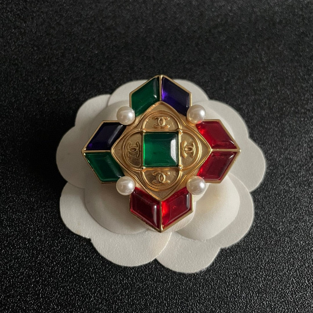 Double-C Emblem Brooch in Polished Metal-Tone – Design 049 front product view