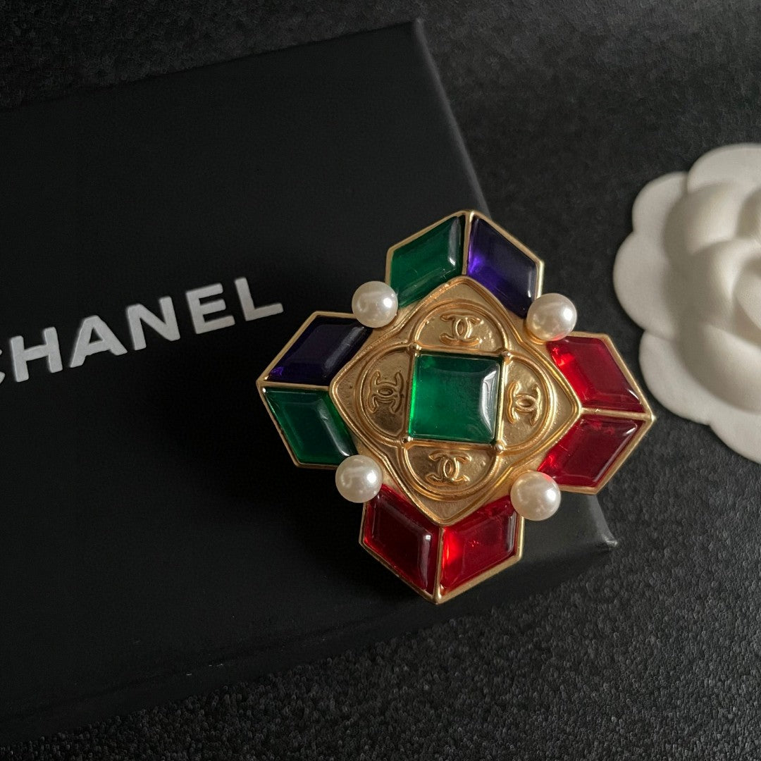 Double-C Emblem Brooch in Polished Metal-Tone – Design 049 detail view