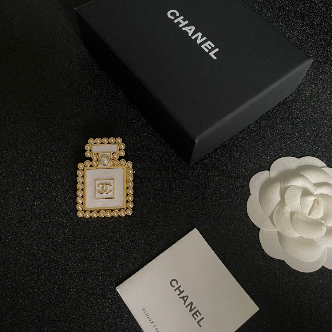 Double-C Emblem Brooch in Polished Metal-Tone – Pearl Detail – Design 007 close-up detail