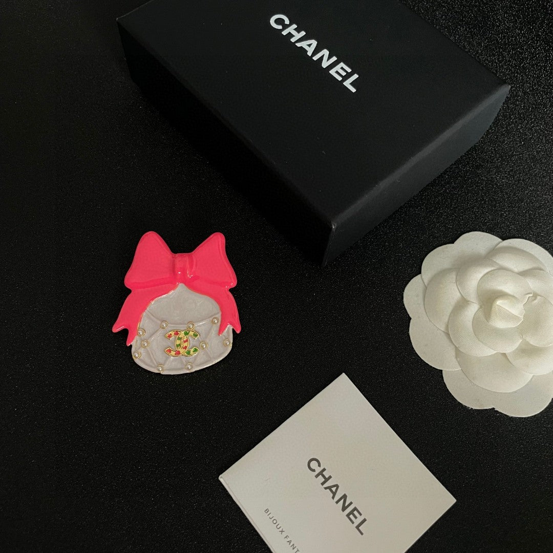 Double-C Emblem Brooch in Polished Metal-Tone – Design 047 close-up detail