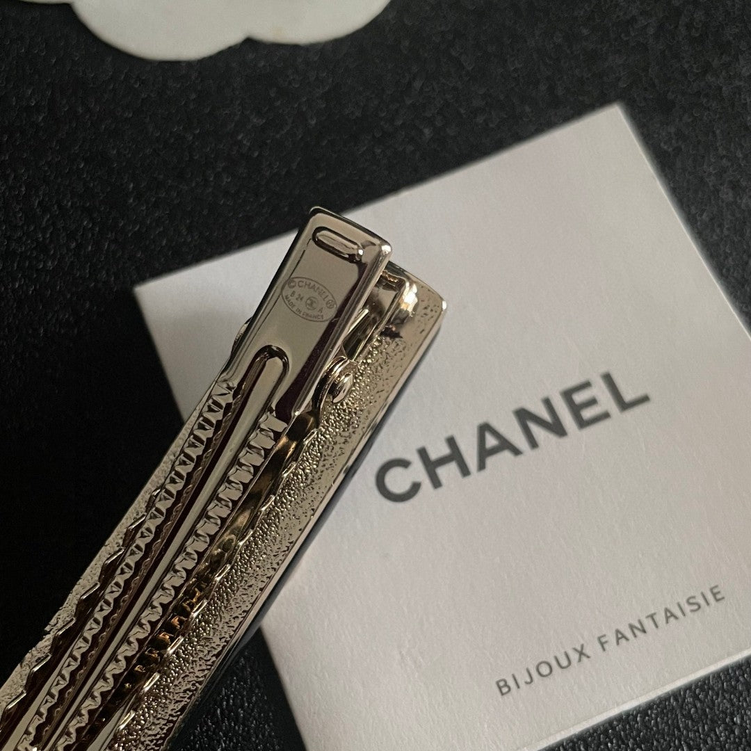 Double-C Emblem Hair Clip – Design 021 main product view