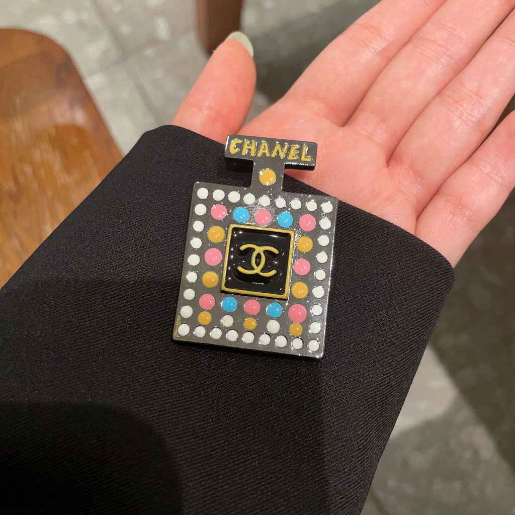 Double-C Emblem Brooch in Polished Metal-Tone – Design 041 detail view