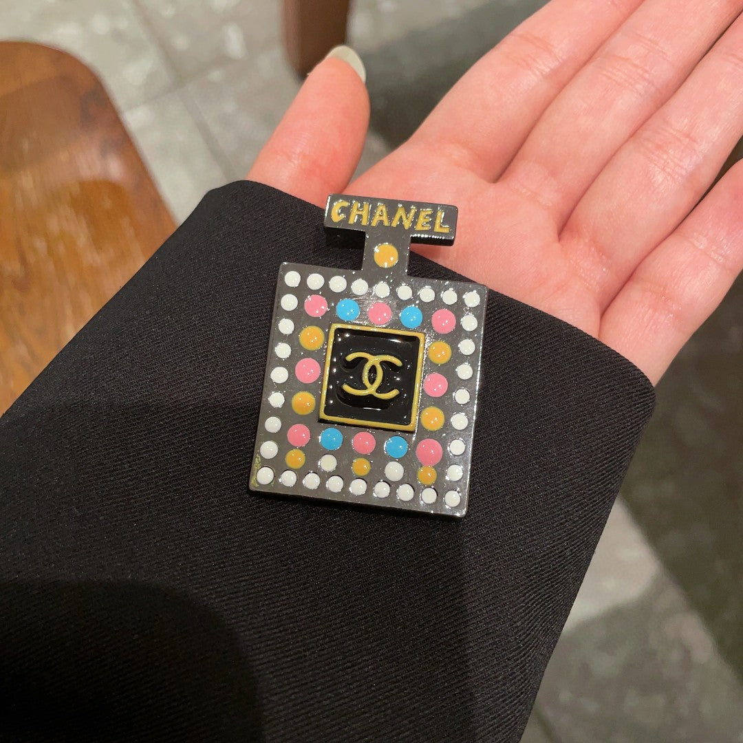 Double-C Emblem Brooch in Polished Metal-Tone – Design 041 detail view