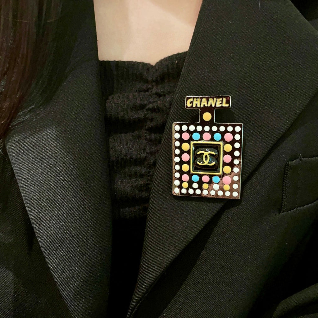 Double-C Emblem Brooch in Polished Metal-Tone – Design 041 front product view