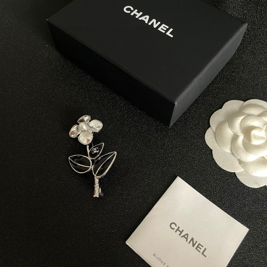 Double-C Emblem Brooch in Polished Metal-Tone – Design 042 close-up detail