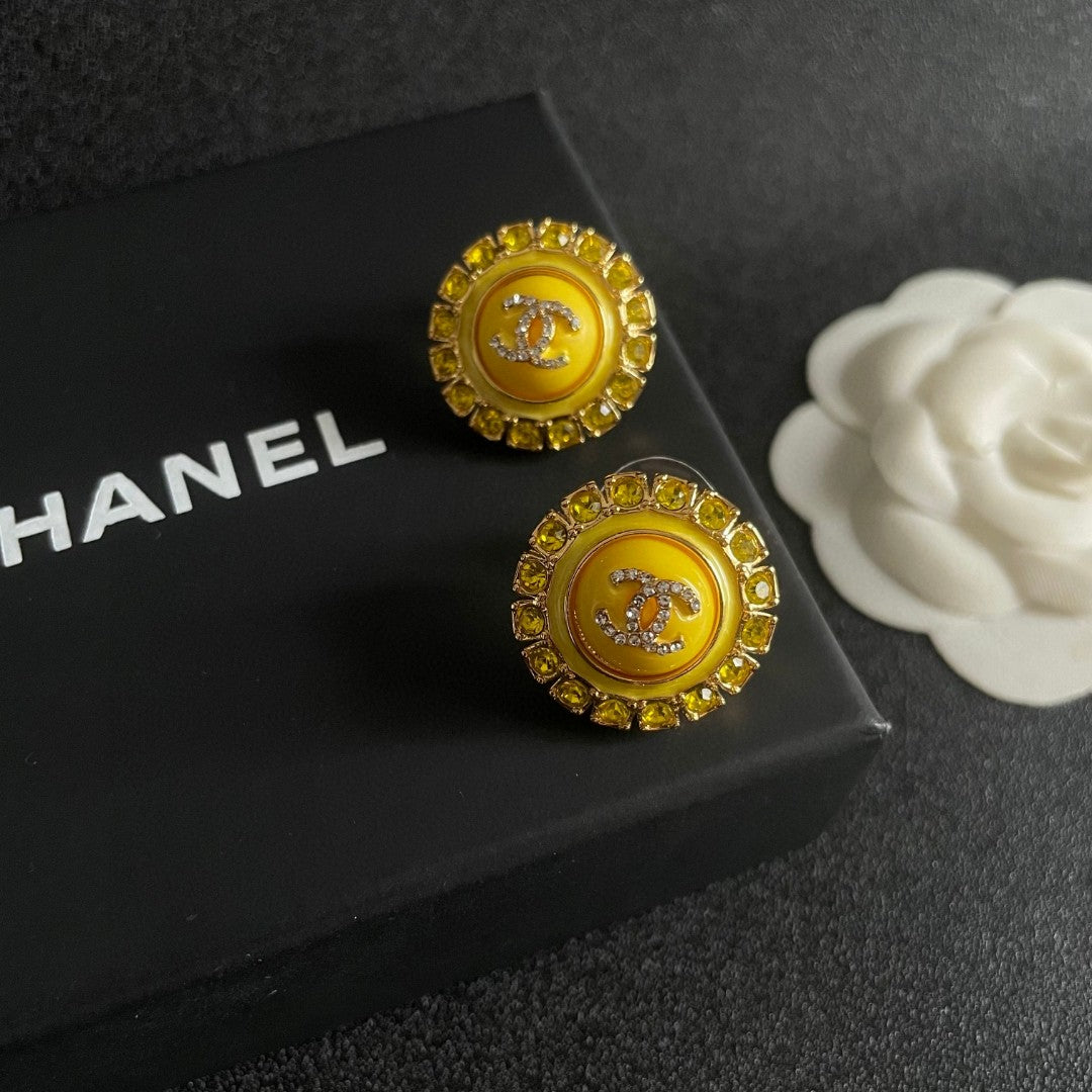 Double-C Emblem Pearl-Detail Stud Earrings – Pearl Detail – Design 017 side detail