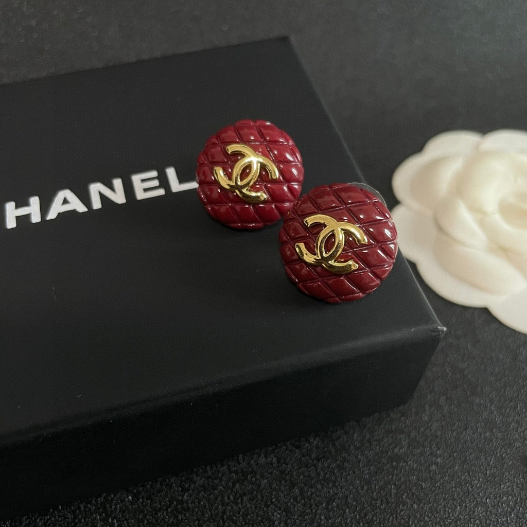 Double-C Emblem Stud Earrings in Polished Metal-Tone – Design 298 detail view
