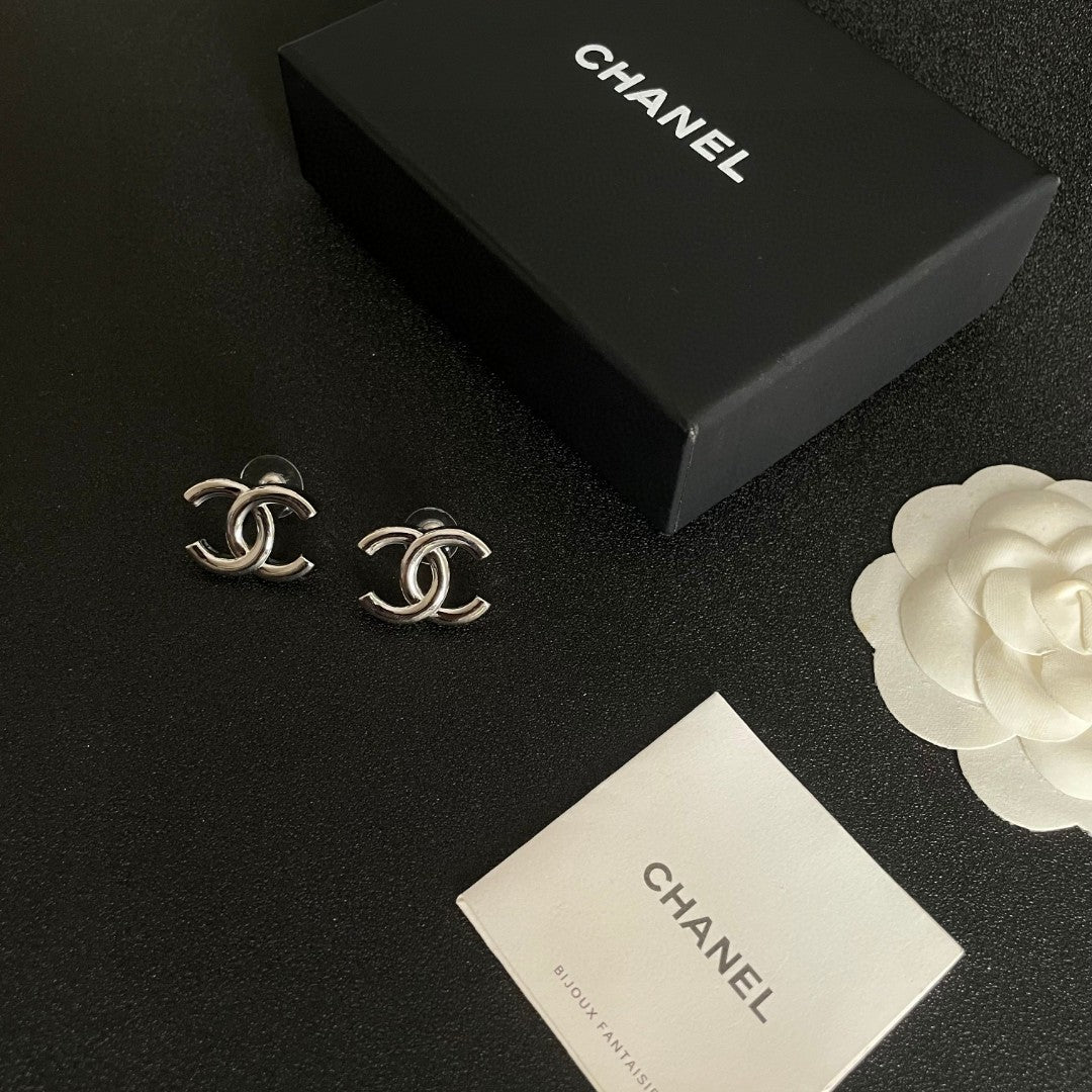 Double-C Emblem Stud Earrings in Polished Metal-Tone – Design 264 close-up detail