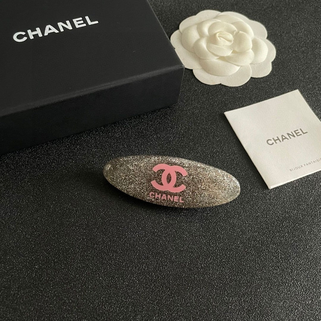Double-C Emblem Hair Clip – Design 017 styled product view