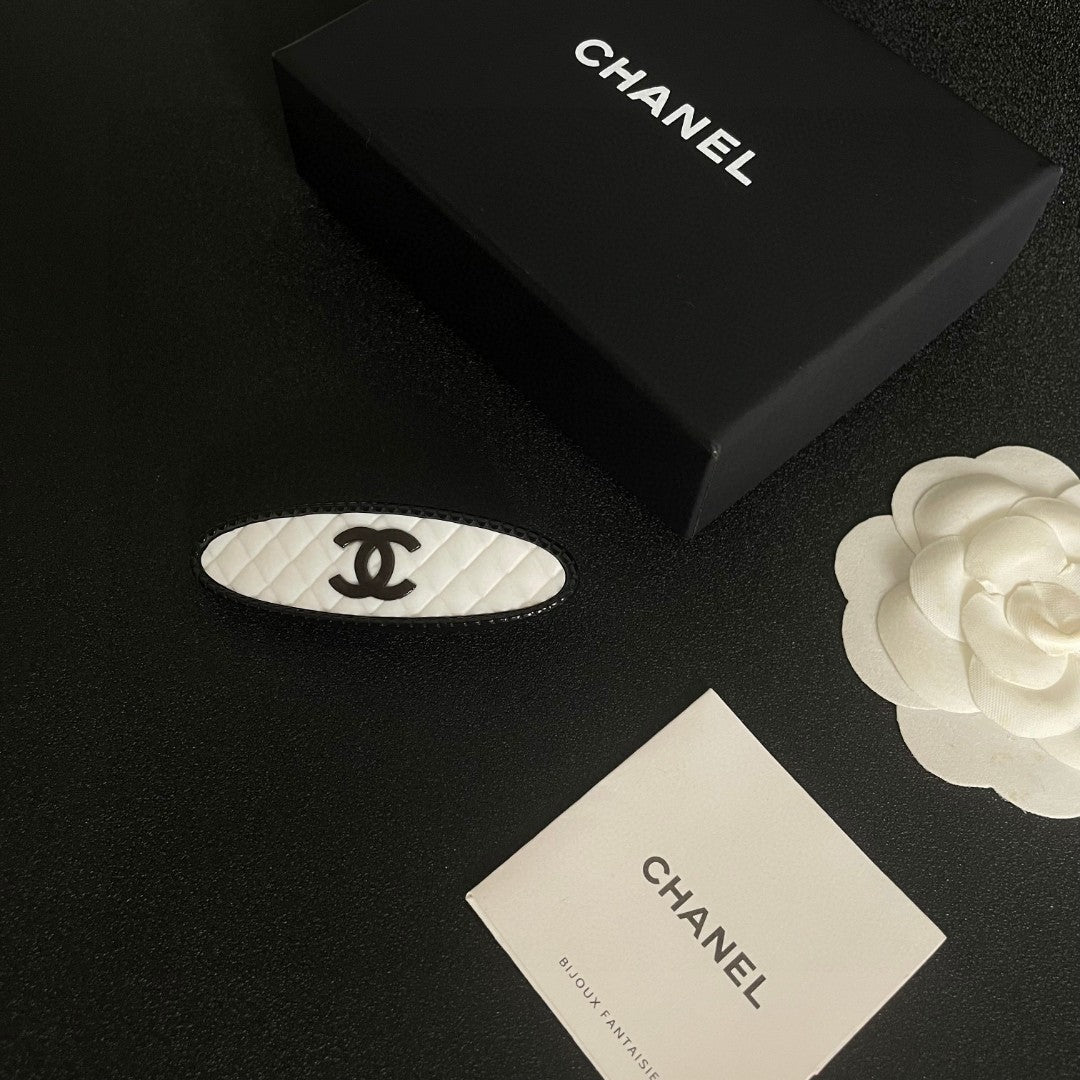Double-C Emblem Hair Clip – Design 016 close-up detail