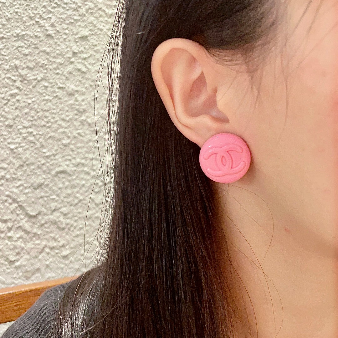 Double-C Emblem Stud Earrings in Polished Metal-Tone – Pink Detail detail view