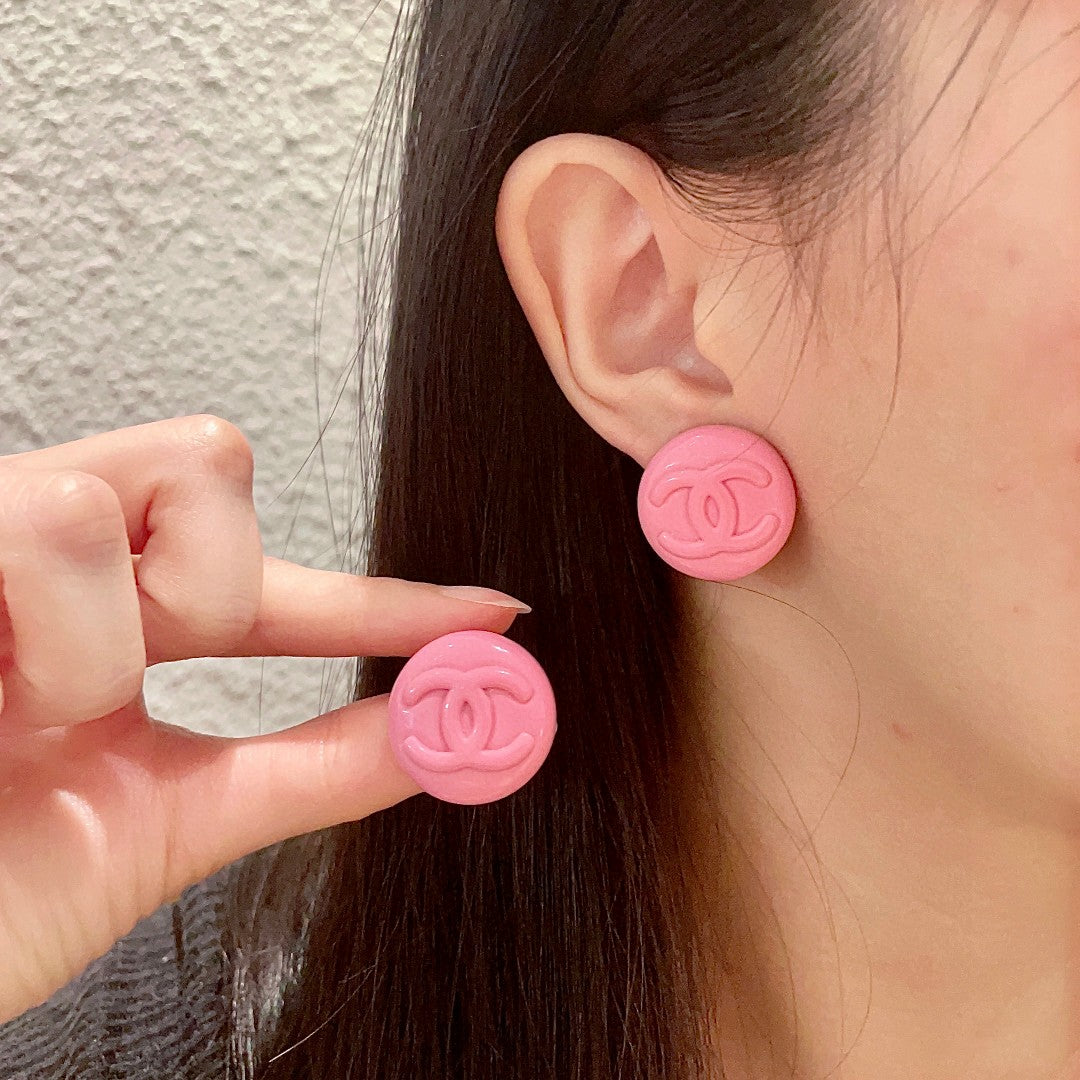 Double-C Emblem Stud Earrings in Polished Metal-Tone – Pink Detail main product view