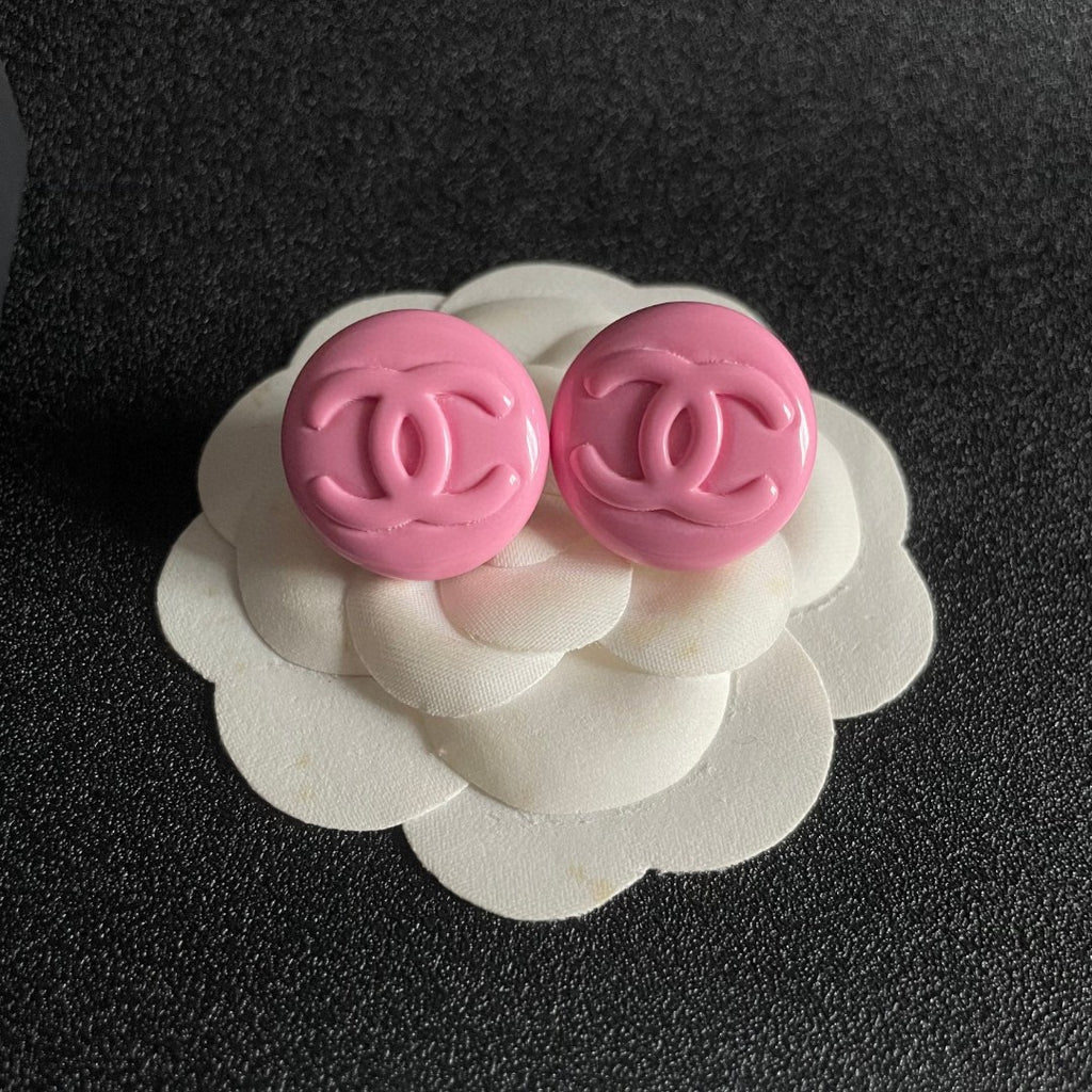 Double-C Emblem Stud Earrings in Polished Metal-Tone – Pink Detail front product view