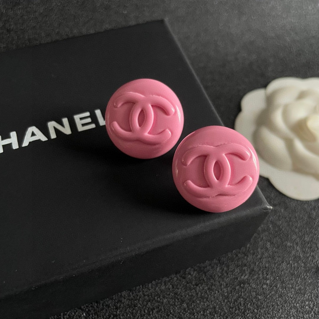 Double-C Emblem Stud Earrings in Polished Metal-Tone – Pink Detail detail view