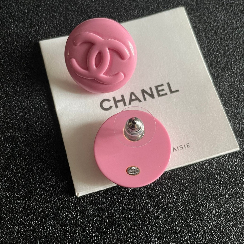 Double-C Emblem Stud Earrings in Polished Metal-Tone – Pink Detail main product view