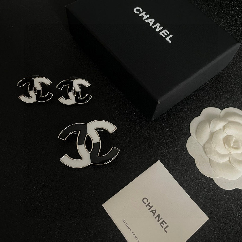 Double-C Emblem Brooch in Polished Metal-Tone – Design 034 close-up detail