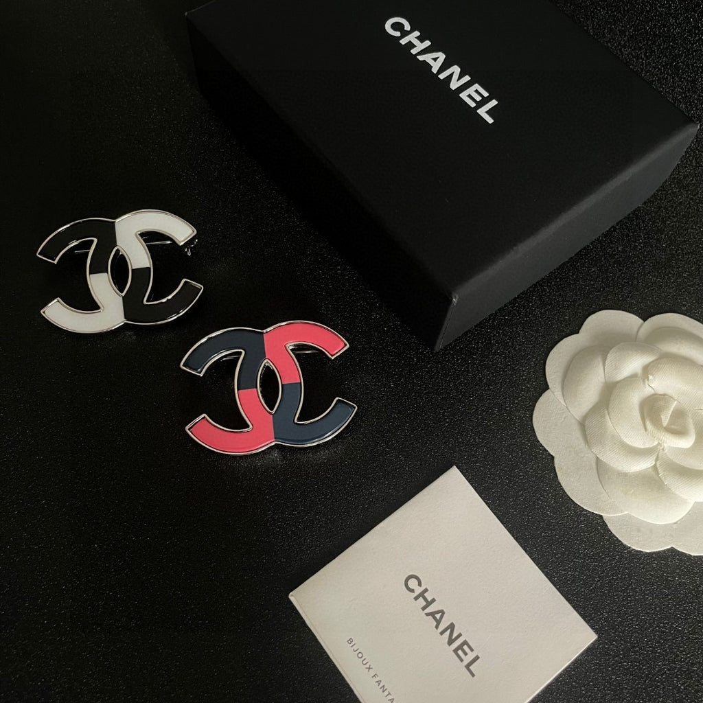 Double-C Emblem Brooch in Polished Metal-Tone – Design 034 side detail