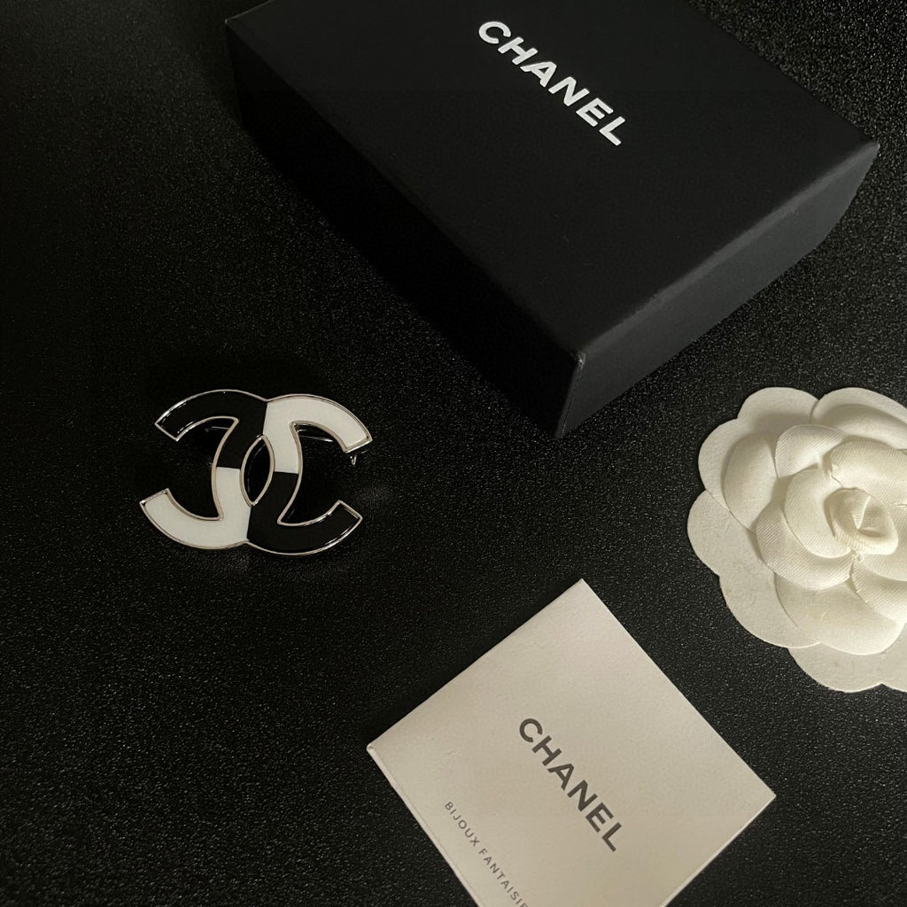 Double-C Emblem Brooch in Polished Metal-Tone – Design 034 close-up detail