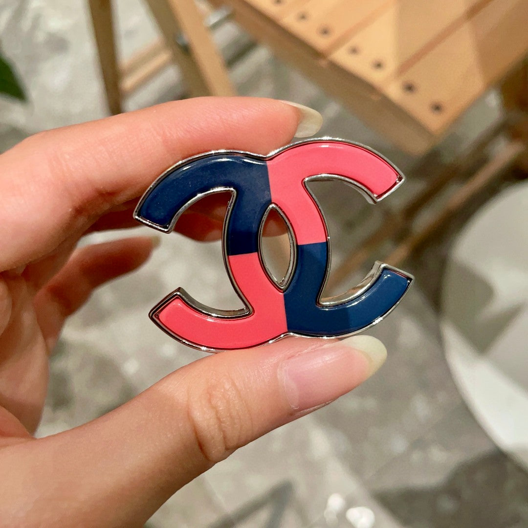 Double-C Emblem Brooch in Polished Metal-Tone – Design 033 side detail