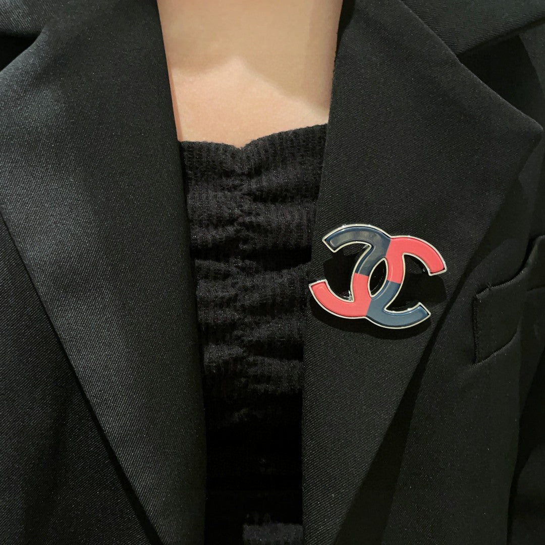 Double-C Emblem Brooch in Polished Metal-Tone – Design 033 front product view