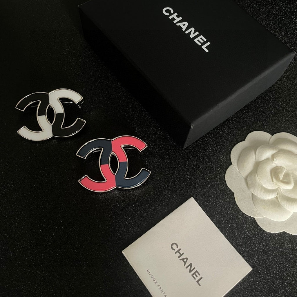 Double-C Emblem Brooch in Polished Metal-Tone – Design 033 close-up detail