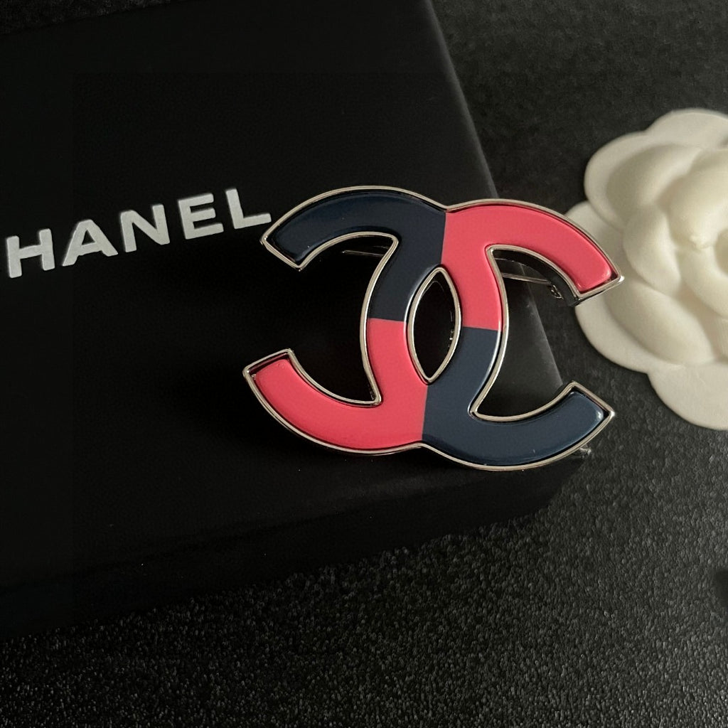 Double-C Emblem Brooch in Polished Metal-Tone – Design 033 detail view