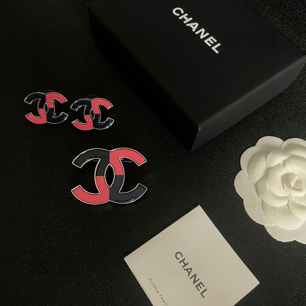 Double-C Emblem Stud Earrings in Polished Metal-Tone – Design 241 close-up detail