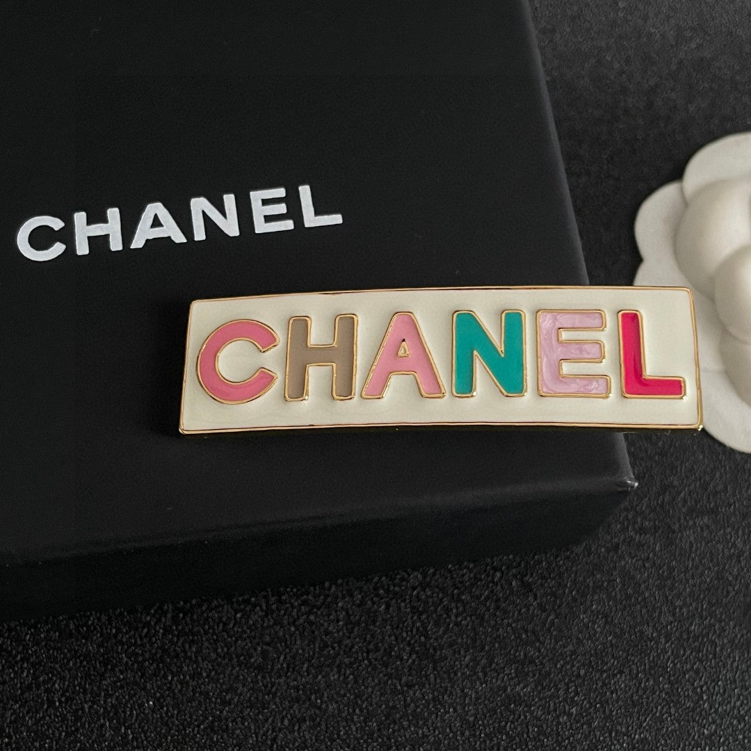 Letter Hair Clip – Design 003 detail view