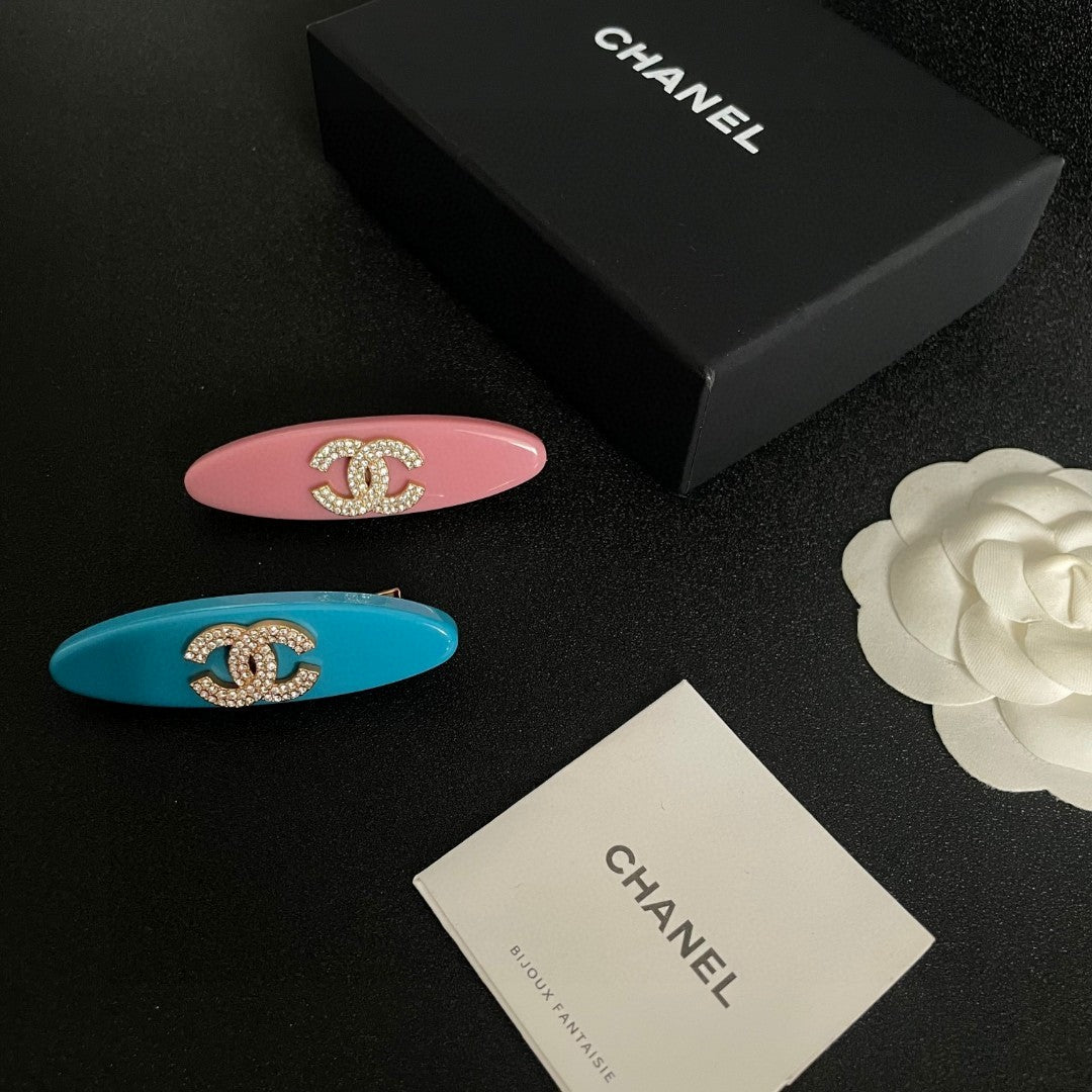 Double-C Emblem Hair Clip – Design 015 close-up detail