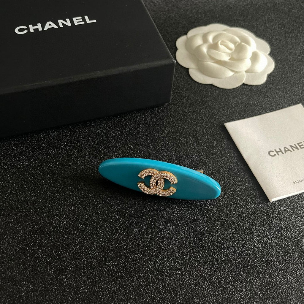 Double-C Emblem Hair Clip – Design 015 styled product view