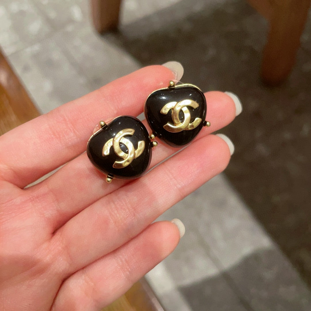 Double-C Emblem Pearl-Detail Stud Earrings – Pearl Detail – Design 009 side detail
