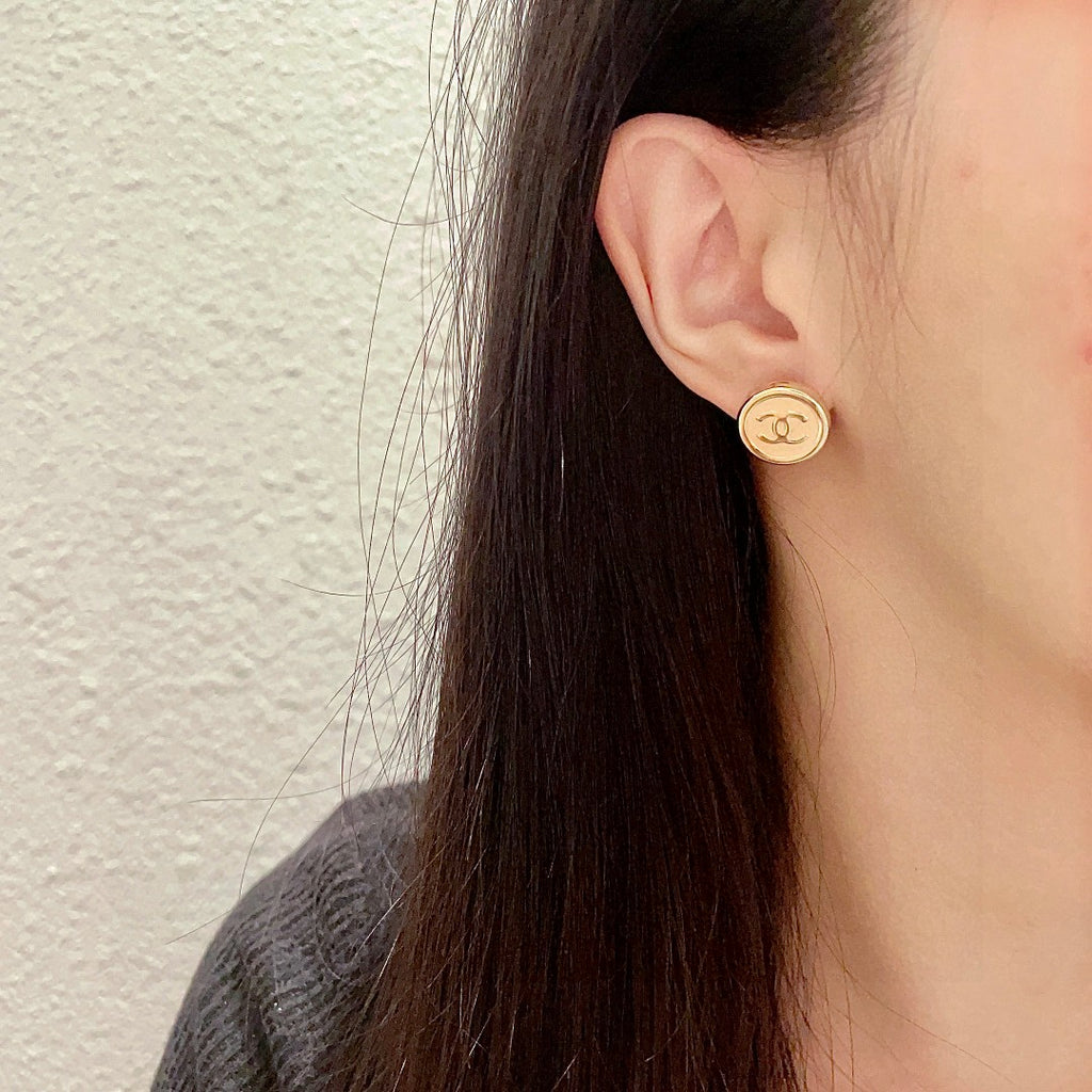 Double-C Emblem Stud Earrings in Polished Metal-Tone – Design 192 detail view