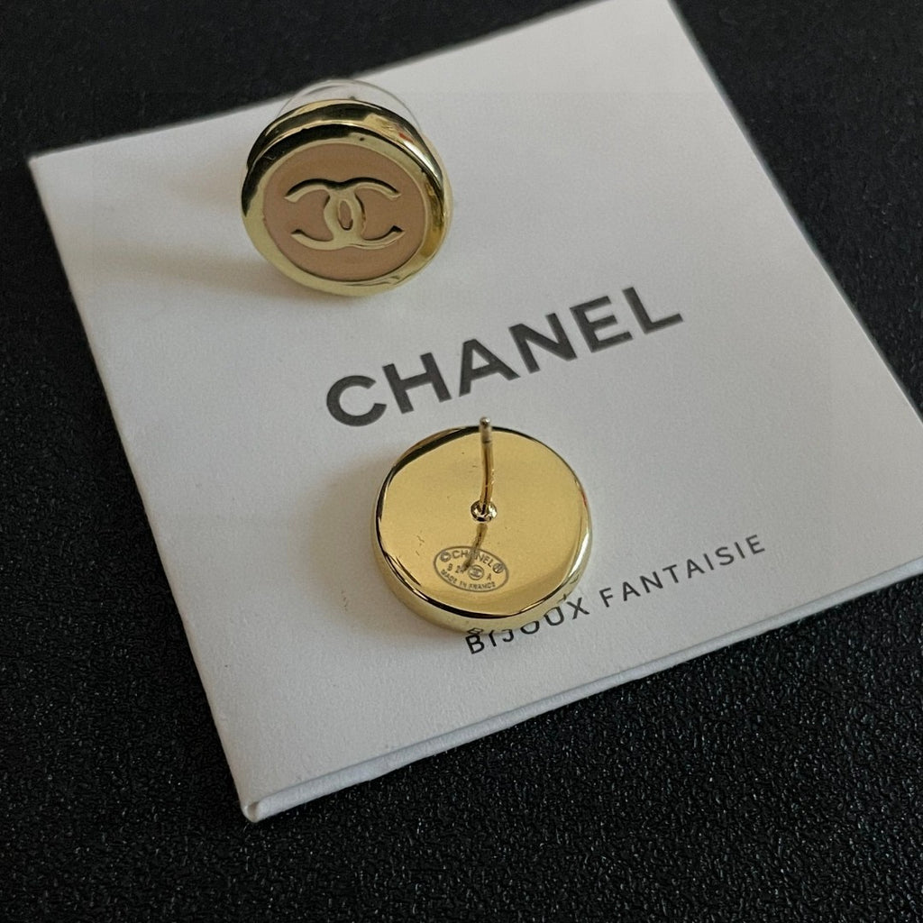 Double-C Emblem Stud Earrings in Polished Metal-Tone – Design 192 main product view